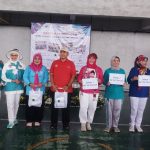 Para pemenang Lomba Yel-yel Lansia Sehat foto bersama Direktur Utama & jajaran direksi RS Yarsi, ketua KLIBSA - (Sumber: Febri/BJN)