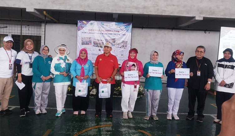 Para pemenang Lomba Yel-yel Lansia Sehat foto bersama Direktur Utama & jajaran direksi RS Yarsi, ketua KLIBSA - (Sumber: Febri/BJN)