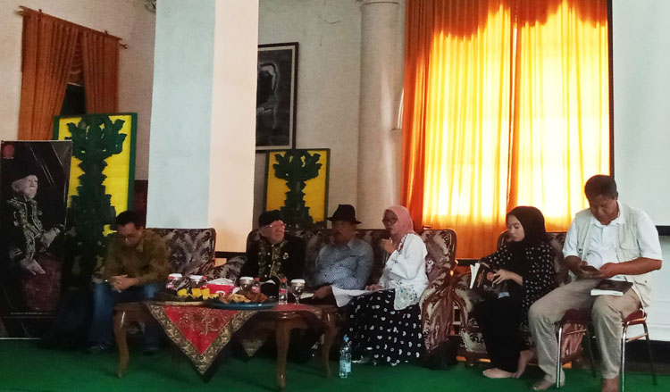 Bedah Buku Karataon Sumedang Larang di Bale Sri Manganti Karataon Sumedang Larang