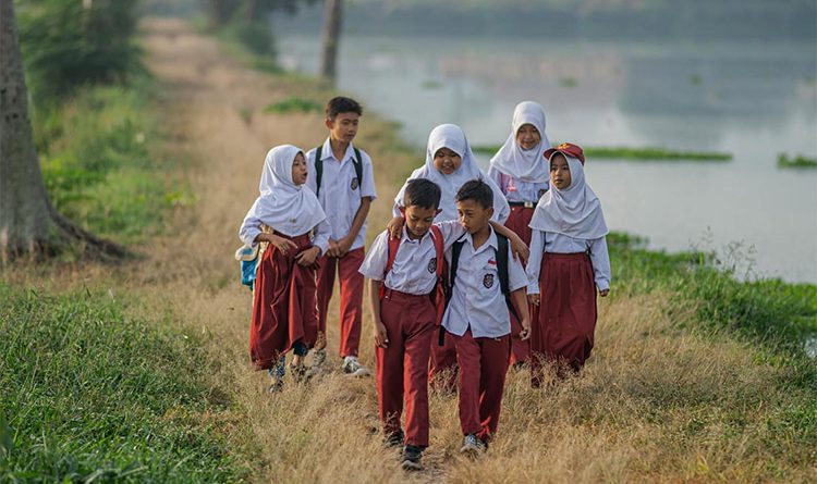Ilustrasi: Anak SD pergi ke sekolah - (Sumber: Ujang Ubed Hidayat/Pexels
