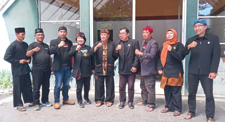 Anggota panitia dan paguron yang ikut tampil bersama kepala dinas untuk foto bersama Kepala Dinas Pariwisata dan Kebudayaan KBB, Akhmad Panji Hernawan, S.H., M.Si. - (Sumber: Euis/BJN)