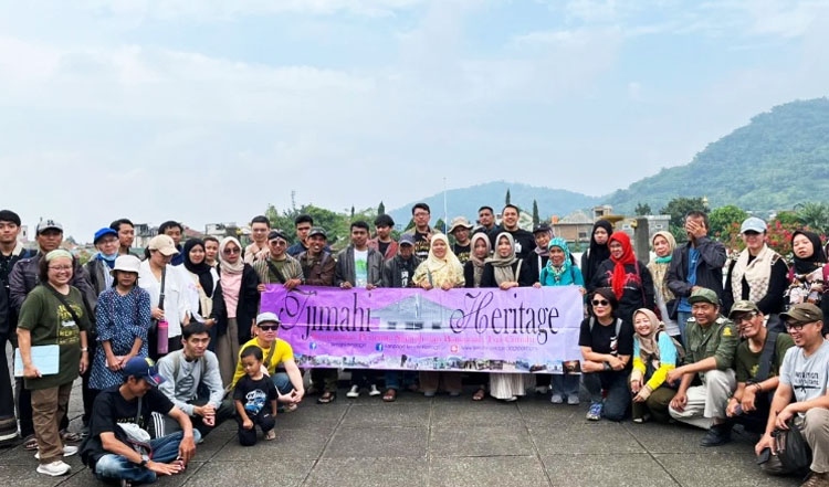 kegiatan "Jelajah Tjimahi Heritage" ke Ereveld Leuwigajah - (Sumber: Tjimahi Heritage)