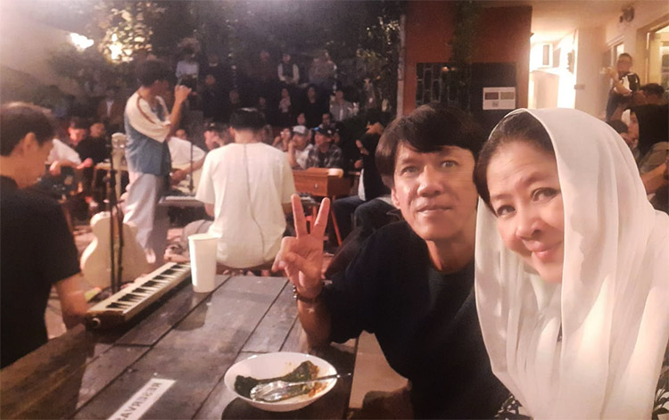 Penulis bersama Kang Macky Hikmatin, pemilik Ruang Putih Venue sekaligus inisiator acara Jazz Night - (Sumber: Mariska Lubis)