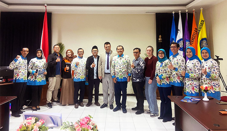 Foto bersama peserta acara 1st WCU International Conference yang dirangkaikan dengan penandatanganan nota kesepahaman (MoU) dengan Tashkent State University of Economics Uzbekistan - (Sumber: Humas STIEPAR YAPARI)