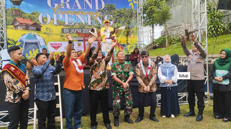 Pelepasan Burung sebagai simbolis diresmikannya Agrowisata Kadaka Hill bersama unsur Forkopimda dan Forkopimcam