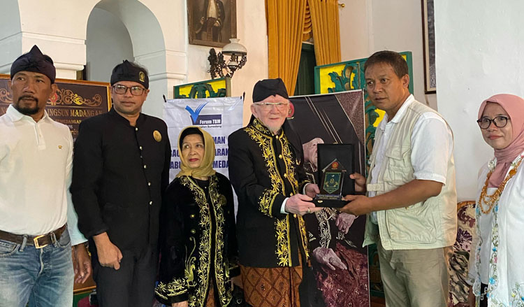 Sri Radya Karataon Sumedang Larang, memberikan Cinderamata kepada Forum TBM Sumedang Selepas acara