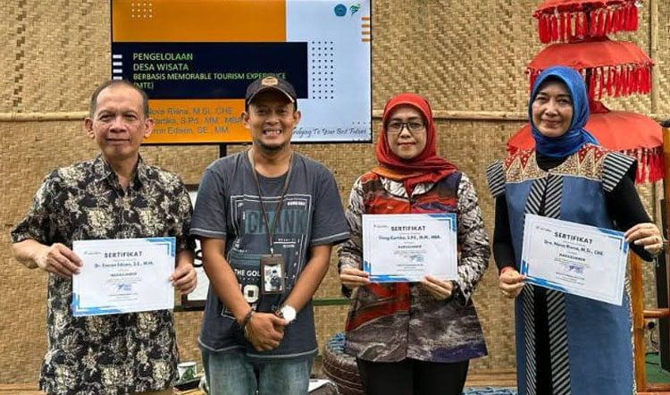Tim Peneliti bersama Ketua Pokdarwis Desa Wisata Cibiru Weta, Ferdi Setia Primahadian, S.Sos. - (Sumber: Humas STIEPAR YAPARI)