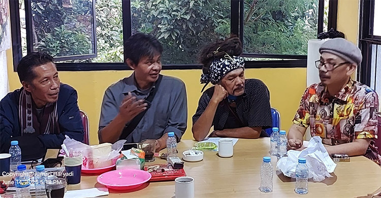 Deden Maulana Anggakarti (kanan), owner Mozi Design Institute bersama para seniman Kota CImahi (Bahar Malaka, Dedi, dan Cus Kusumah) saat berdiskusi dengan pengurus Yayasan Yayasan Bhineka Cipta Gumilang pada Sabtu (14/06/2025) - (Sumber: Arie/BJN)