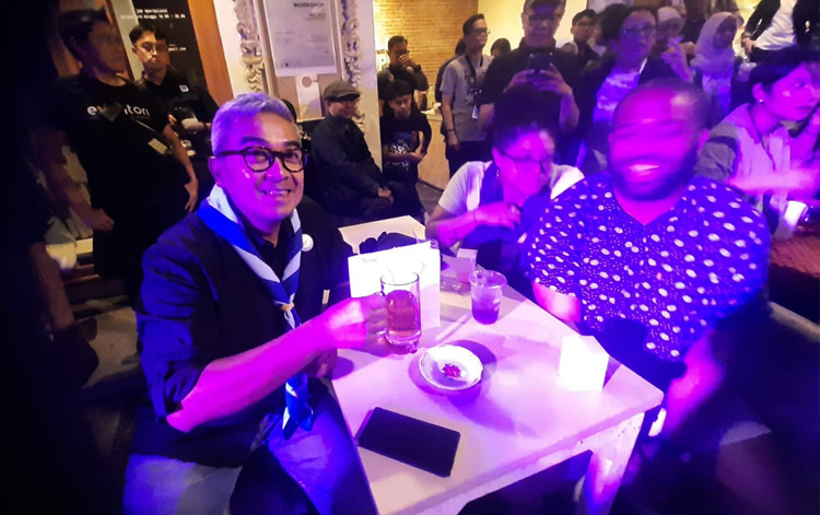 Kang Farhan bersama Anggota Dewan Forth-Will City, Amerika, Jared Williams menikmati Jazz Night di Ruang Putih, Kota Bandung - (Sumber: mariska Lubis)