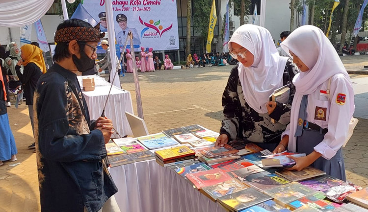 Melihat buku