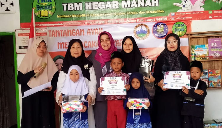 Juara 1-3 yang diwakili oleh ibu dan neneknya - (Sumber: Nina/BJN)