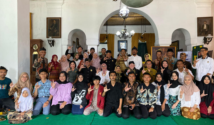 Foto Bersama para peserta dan narasumber Bedah Buku dan selepas acara