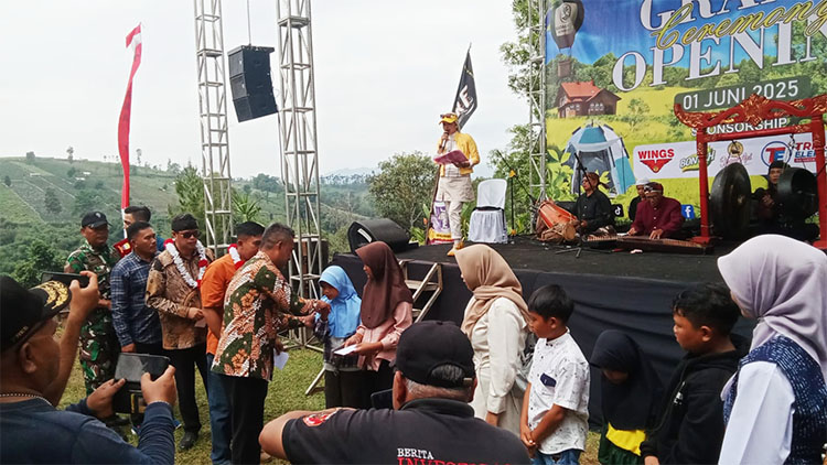 Santunan pada anak yatim selepas acara peresmian