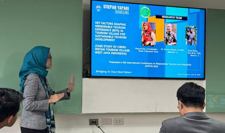 Tim Peneliti Desa Wisata Cibiru Wetan sedang melakukan presentasi – (Sumber: Humas STIEPAR YAPARI)