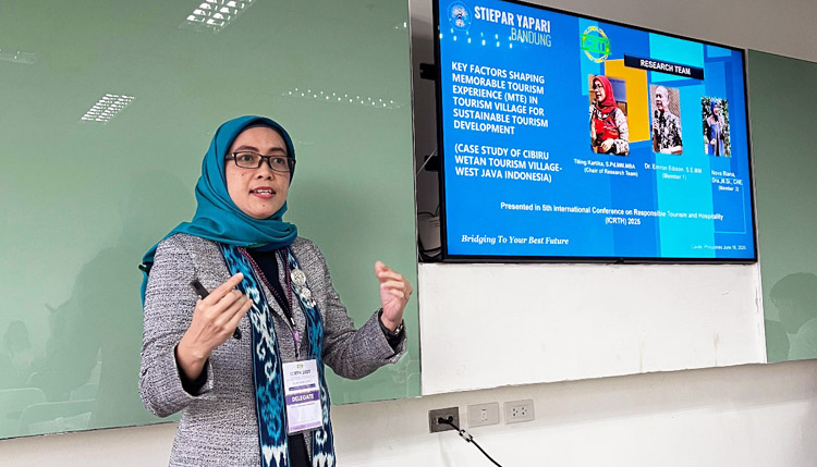 Presentasi di lokasi oleh Titing Kartika, S.Pd., M.M., MBA., Tourism - (Sumber: Humas STIEPAR YAPARI)