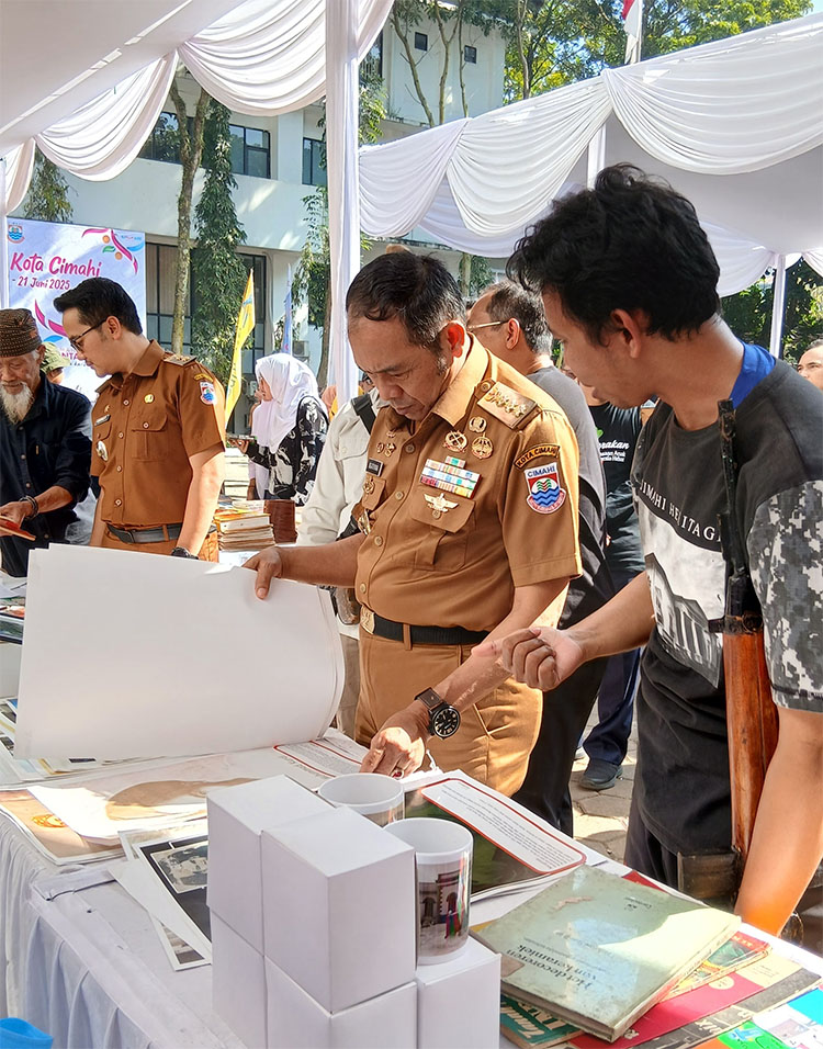 Wali Kota Cimahi, Letkol (purn) Ngatiyana dan Wakil Wali Kota Cimahi, Adhitia Yudisthira ketika mengunjungi stand Komunitas Tjimahi Heritage dalam acara Festival Lietrasi Anak Hebat Kota CImahi 2025 - (Sumber: Tjimahi Heritage)