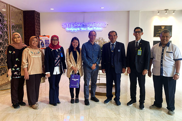Foto bersama Ketua STIEPAR YAPARI bersama jajaran pimpinan dan staff Disbudpar Kab. Bandung selesai melakukan penandatanganan MOU beberapa bulan lalu
