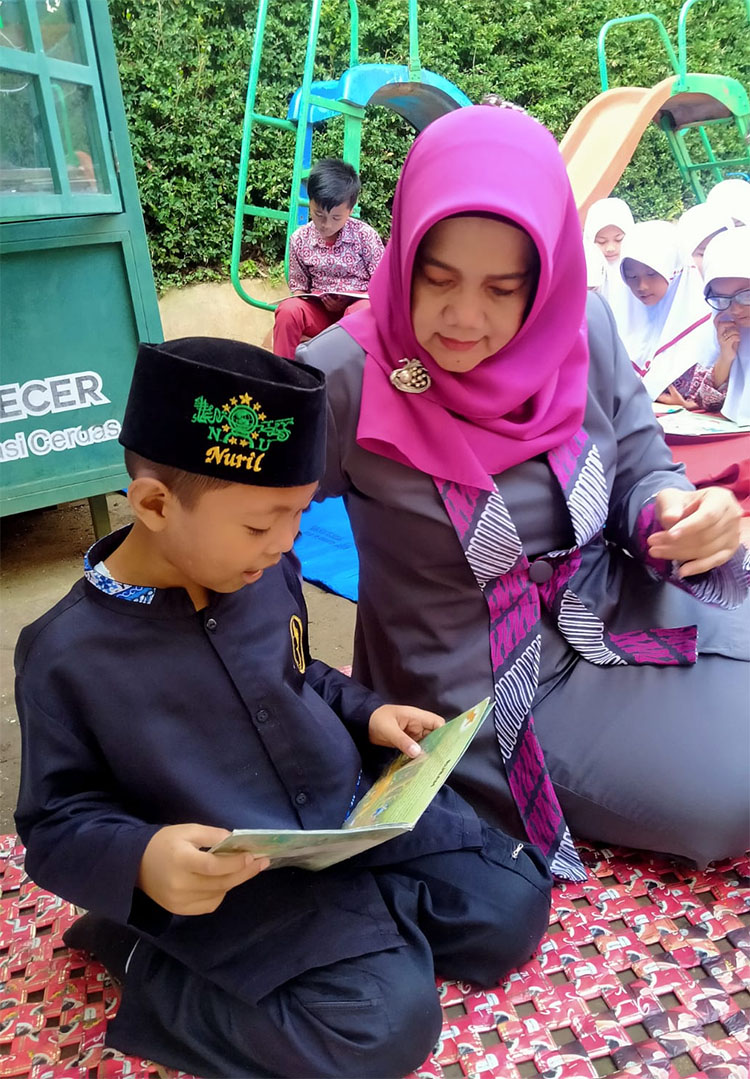 Bunda Diana Ratna Inten saat ikut bacakan buku pada acara "Gebyar Membaca Gernas Baku" - (Sumber: Nina/BJN)