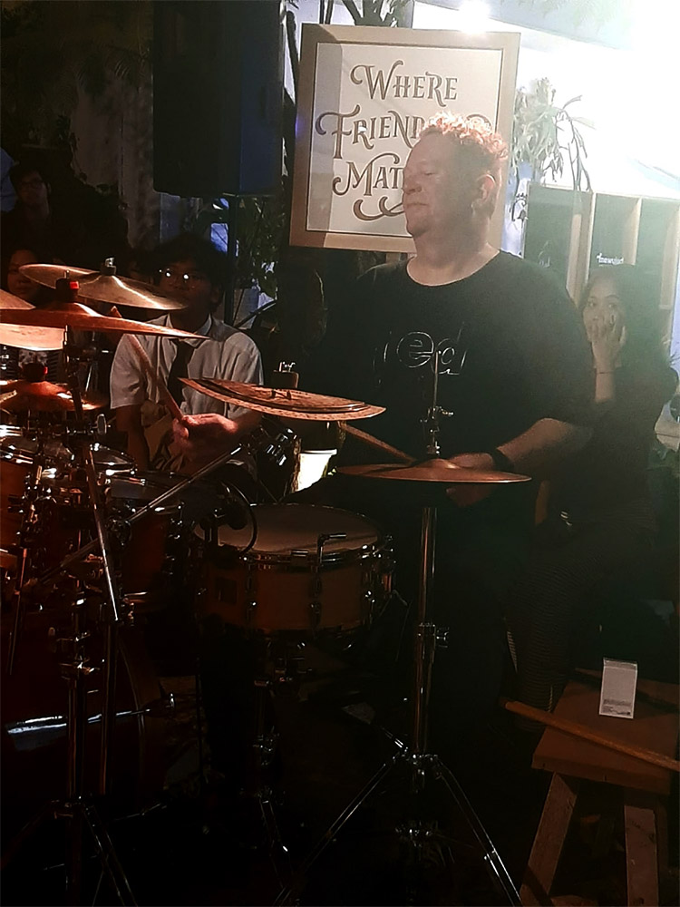 Dylan Redman dari Red Cymbals, Melbourne Australia ikut "ngejam".