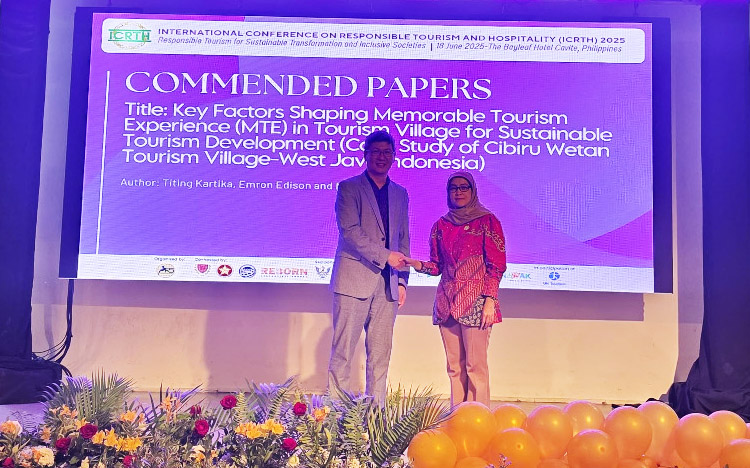 Pemberian Penghargaan “Commended Paper” kepada Ketua Tim Titing Kartika, S.Pd., M.M., MBA., Tourism - (Sumber: Humas STIEPAR YAPARI)
