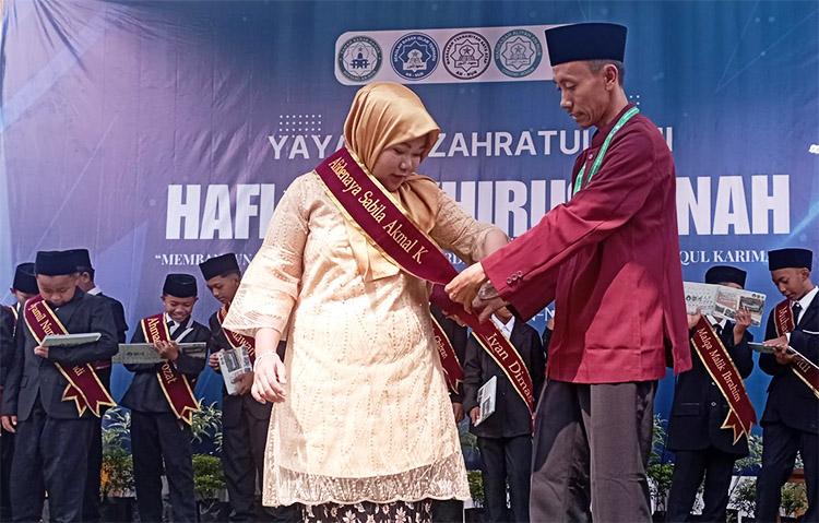 Penyematan selempang kepada siswa/i yang lulus pada tahun ajaran 2024-2025 - (Sumber: Neneng Salbiah/BJN)