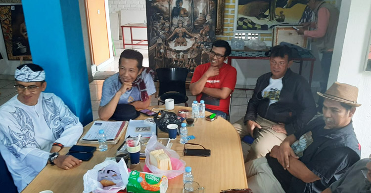Ketua Yayasan Bhineka Cipta Gumilang, Raden Rizki Rukhiyat (kiri) bersama tokoh komunitas seni Kota Cimahi - (Sumber: Deden Maulana/BJN)