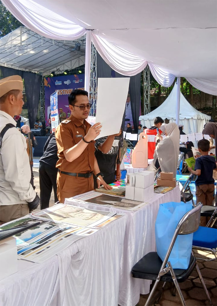 Wakil Wali Kota Cimahi, Adhitia Yudisthira sedang mencermati informasi tentang tokoh Cimahi di stan Komunitas Tjimahi Heritage dalam acara Festival Literasi Anak Hebat Kota Cimahi 2025 - (Sumber: Tjimahi Heritage)