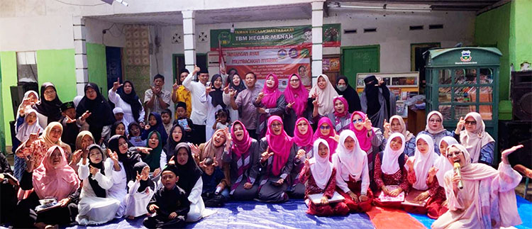 Foto bersama para peserta Gerakan Orang Tua Membacakan Buku atau Gernas Baku di TBM Hegar Manah Kabupaten Garut - (Sumber: Nina/BJN)