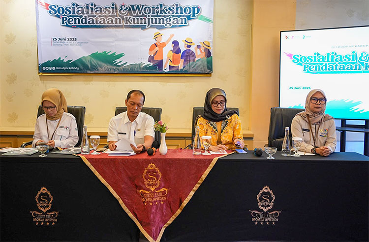 Kepala Disparbud Kabupaten Bandung H. Wawan Ridwan dalam pembukaan Sosialisasi dan Workshop Pendataan Kunjungan wisatawan - (Sumber: Humas STIEPAR YAPARI)