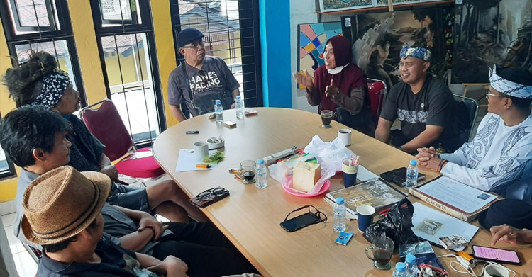 Suasana pertmeuan antara pengurus Yayasan Bhineka Cipta Gumilang (BCG) dan Komunitas Seni Kota Cimahi yang berlangsung hangat dan penuh kekeluargaan - (Sumber: Deden Maulana/BJN)