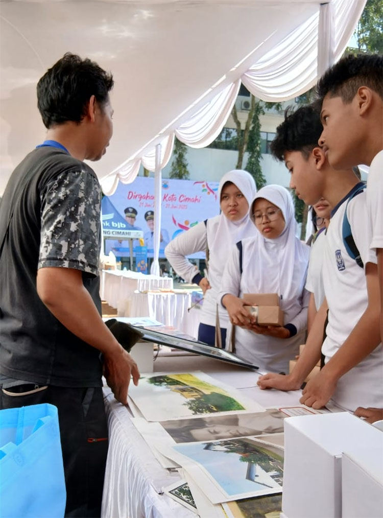 Kunjungan siswa SMPN 1 Cimahi ke stan Komunitas Tjimahi Heritage dalam acara Festival Literasi Anak Hebat Kota Cimahi 2025 - (Sumber: Tjimahi Heritage)
