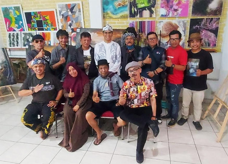 Foto bersama pertemuan silaturahmi pengurus Yayasan Bhineka Cipta Gumilang (BCG) dengan Komunitas Seniman Kota Cimahi di Mozi Design Institute pada Rabu (14/06/2025) - (Sumber: Deden Maulana/BJN)