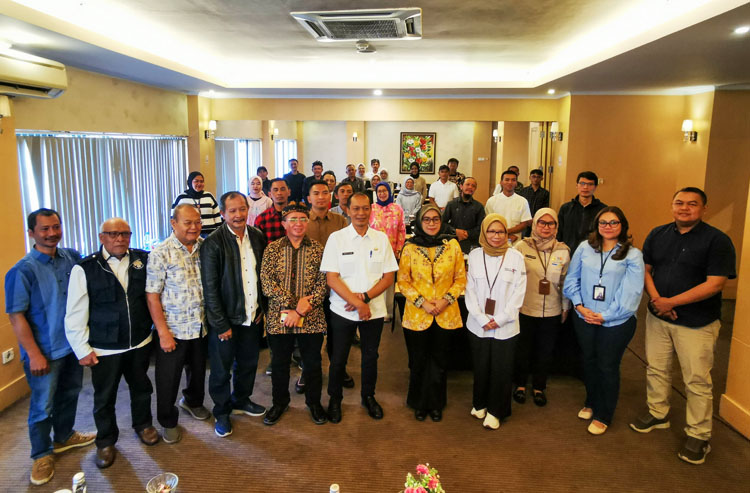 Foto bersama Kepala Disparbud Kabupaten Bandung H. Wawan Ridwan dalam pembukaan Sosialisasi dan Workshop Pendataan Kunjungan wisatawan - (Sumber: Humas STIEPAR YAPARI)