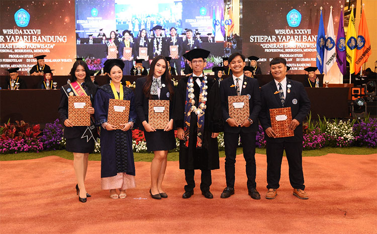 Pemberian Penghargaan kepada 5 mahasiswa berprestasi