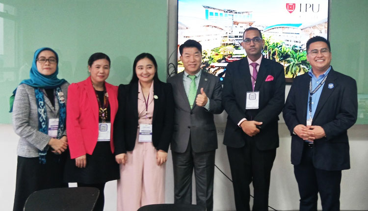 Bersama Prof, Dr. Timothy Lee (pakar pariwisata dari Macau University of Science and Technology) - (Sumber: Humas STIEPAR YAPARI)
