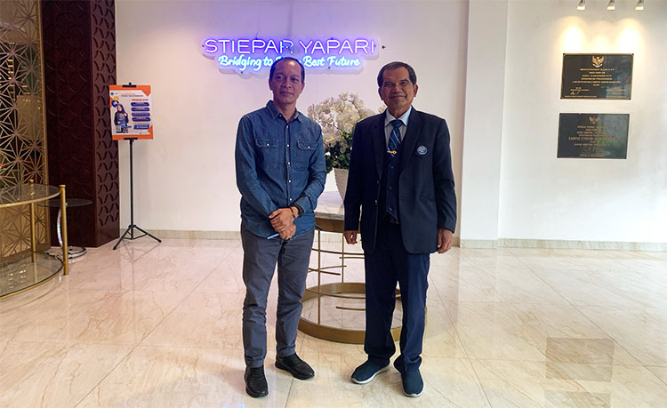 Foto bersama Ketua STIEPAR YAPARI Prof. Dr. Ahman. M.Pd dan Kepala Dinas Kebudayaan dan Pariwisata Kab. Bandung H.Wawan A Ridwan - (Sumber: Humas STIEPAR YAPARI)