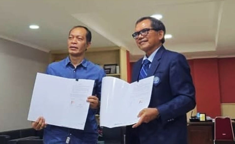 Foto bersama Ketua STIEPAR YAPARI Prof. Dr. Ahman. M.Pd dan Kepala Dinas Kebudayaan dan Pariwisata Kab. Bandung H.Wawan A Ridwan selesai melakukan MoU - (Sumber: Humas STIEPAR YAPARI)