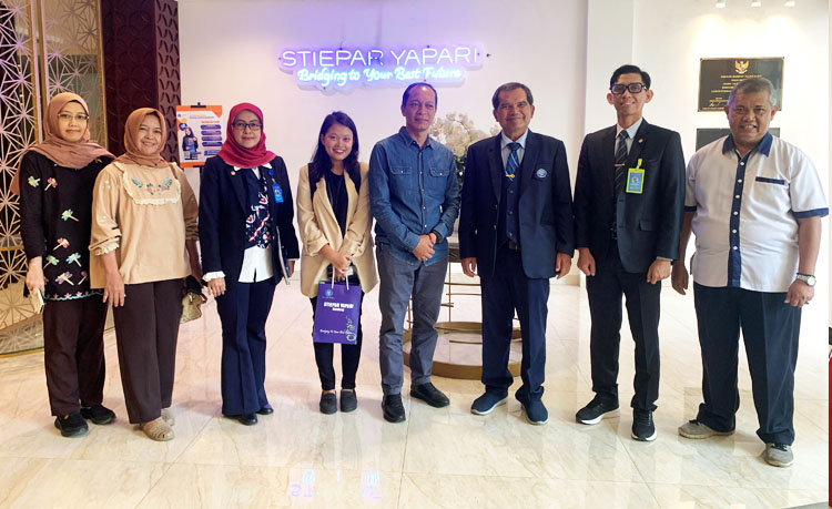 Foto bersama setelah penandatanganan MOU antara STIEPAR YAPARI dan Dinas Kebudayaan & Pariwisata Kab. Bandung - (Sumber: Humas STIEPAR YAPARI)