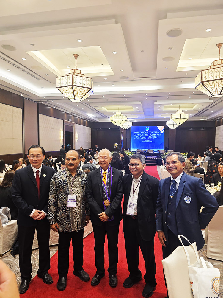 Ketua STIEPAR bersama Director Responsible Borneo (Prof.Dr.Hiram Ting), Deputy Minister for Tourism Sarawak (Datuk Sebastian Ting), serta delegasi konferensi lainnya - (Sumber: Humas STIEPAR YAPARI)