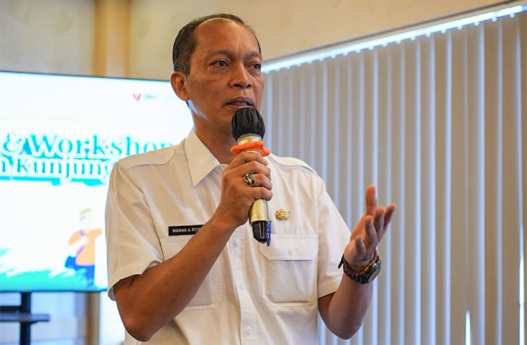 H.Wawan A Ridwan (Kadisbudpar Kab.Bandung) dalam pembukaan Sosialisasi dan Workshop Pendataan Kunjungan Wisatawan (Rabu, 25 Juni 2025 di Hotel Sutan Raja Soreang) - (Sumber: Humas STIEPAR YAPARI)