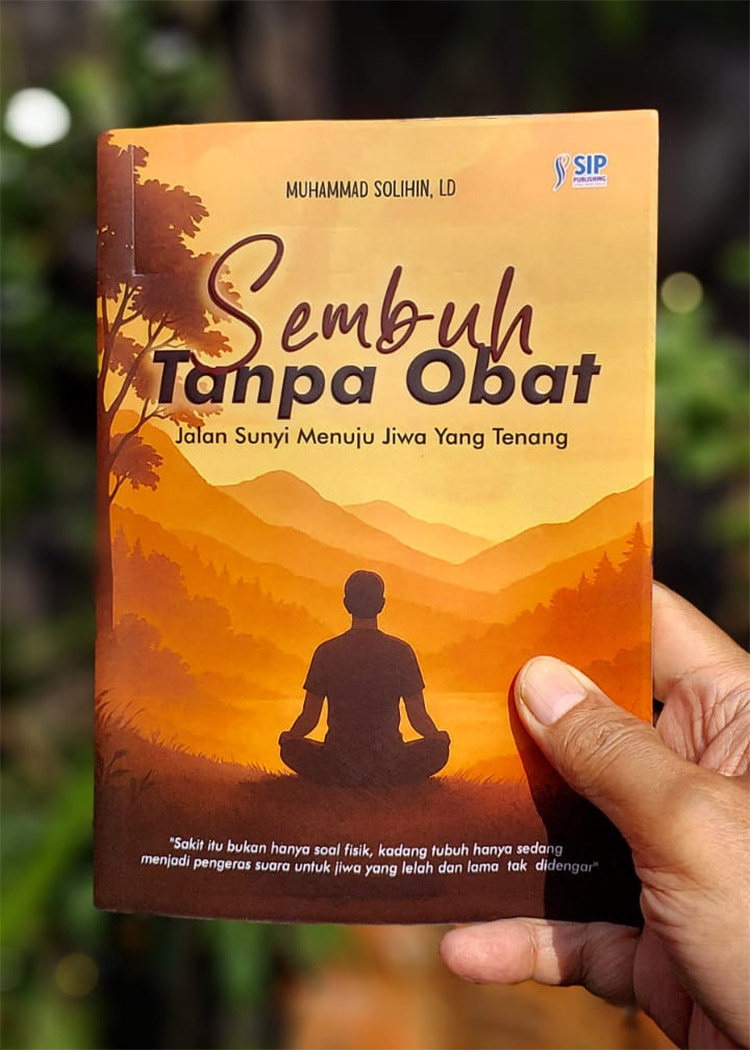 Buku "Sembuh Tanpa Obat: Jalan Sunyi Menuju Jiwa yang Terang" karya Muhammad Solihin, LD. - (Sumber: M. Solihin/BJN)