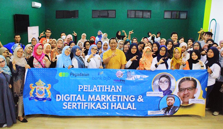 Foto bersama peserta Pelatihan Digital Marketing & Sertifikasi Halal di GadeSpace, Kota Cimahi pada Sabtu (05/07/2025) - (Sumber: BJN)
