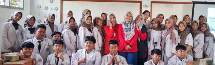Foto bersama para dosen FEB Tel-U bersama siswa-siswi SMK YPPS Sumedang - (Sumber: BJN)