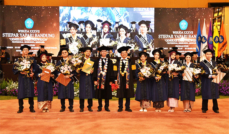 Pemberian Penghargaan kepada 3 wisudawan terbaik dari masing-masing Prodi