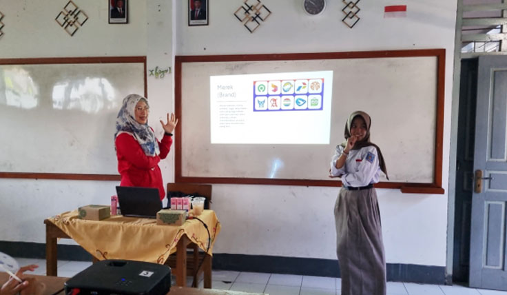 Suasana kegiatan Pengabdian kepada Masyarakat yang dilakukan dosen FEB Tel-U di SMK YPPS Sumedang - (Sumber: BJN)