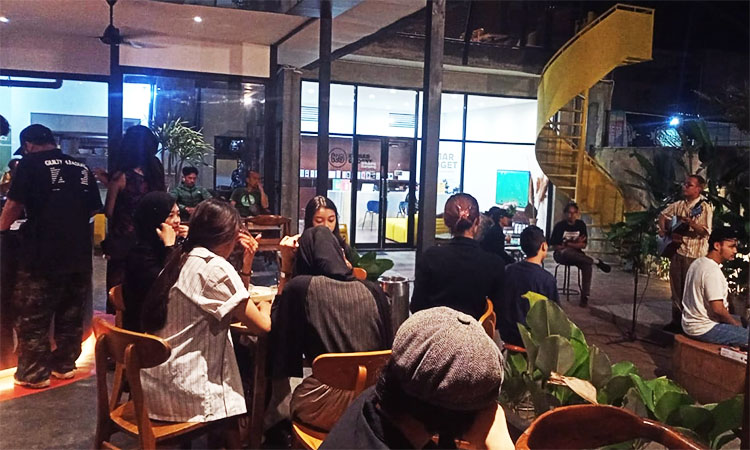 Sekumpulan anak-anak Muda larut meniukmati acara parade Puisi rakyat di  Shido Koffee Sumedang 
