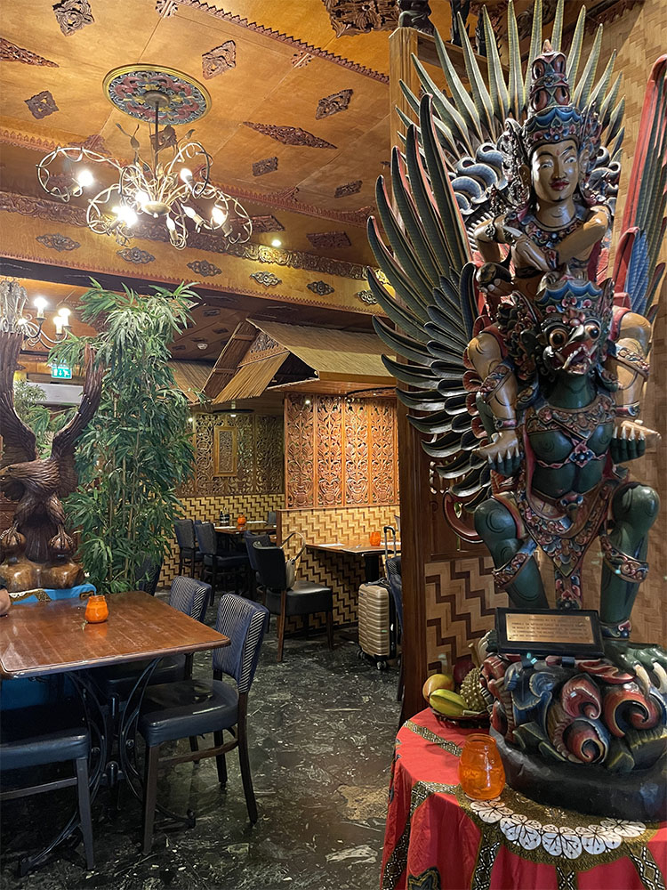Suasana di salah satu sudut ruang Restaurant Batavia, Arnhem, Belanda yang sangat artistik dan bernuansa etnik - (Sumber: https://batavia-restaurant.nl)