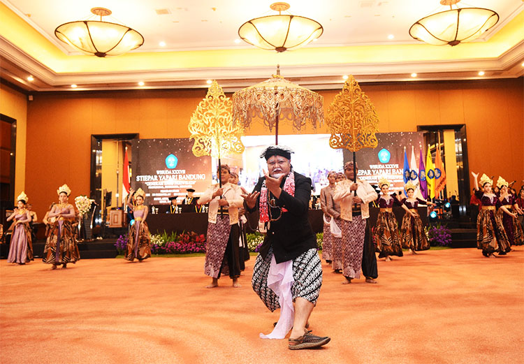 Helaran Seni Lengser dalam penjemputan perwakilan wisudawan - (Sumber: Humas STIEPAR YAPARI)