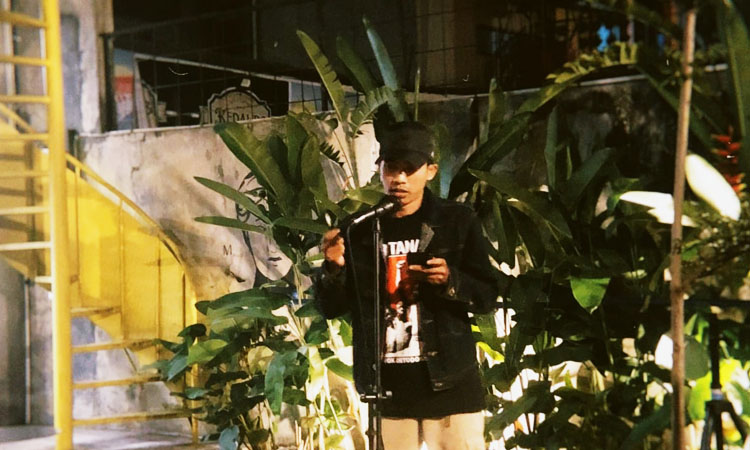 Seorang Peserta membawakan sebuah Puisi di Shido Koffee Sumedang dengan begitu menghayatinya