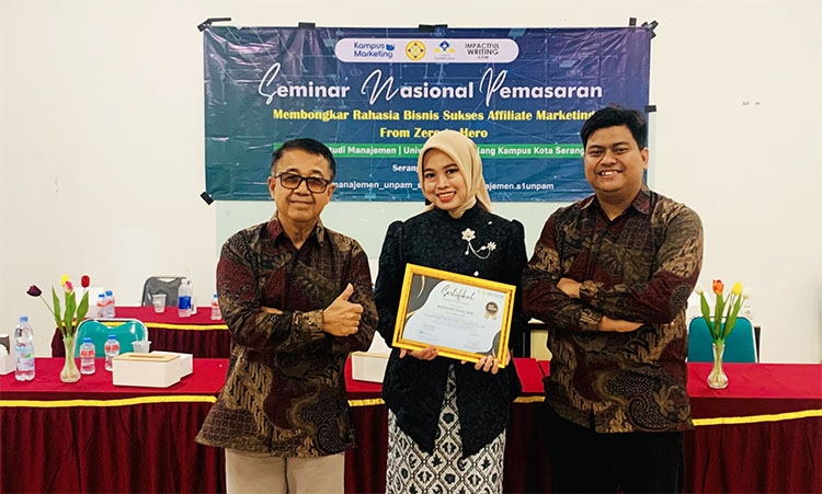  Foto dari kiri ke kanan (Kaprodi Manajemen Unpam Kampus Serang, Mardiana (Moderator), dan Denies Susanto (Ketua Pelaksana Webinar) - (Sumber: Fuadi)